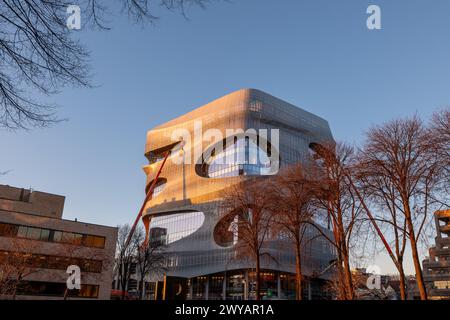 ROCHESTER, MN – 14. Dezember 2023: Das neue Kellen-Gebäude auf dem Campus der Mayo Clinic hat ein ausgeprägtes Raumzeitdesign. ich sah an Bäumen vorbei Stockfoto