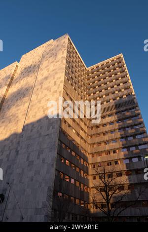 ROCHESTER, MN – 14. Dezember 2023: Sonnenschein am frühen Morgen in den oberen Stockwerken des Mayo Building in Minnesota. Stockfoto