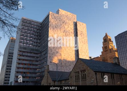 ROCHESTER, MN – 14. Dezember 2023: Sonnenschein am frühen Morgen in den oberen Stockwerken des Mayo Building in Minnesota. Stockfoto