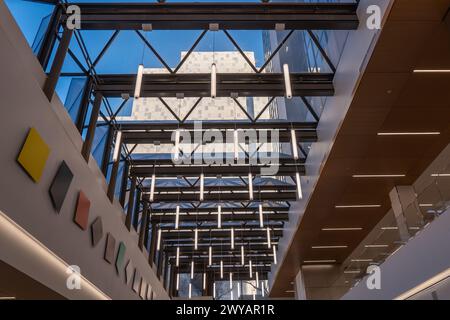 ROCHESTER, MN – 14. Dezember 2023: Blick auf den Wartebereich im Hilton Building auf dem Mayo Campus, mit einer Glasdecke, durch die das Mayo Building hindurchgehen kann Stockfoto