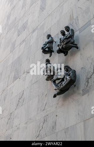 ROCHESTER, MN – 14. Dezember 2023: Skulpturen an einer Außenwand des Mayo Building in Minnesota. Stockfoto