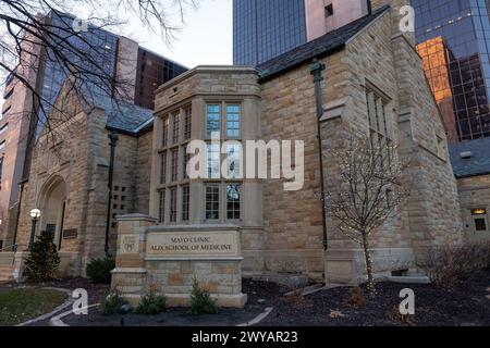 ROCHESTER, MN – 14. Dezember 2023: Mitchell Studen Center an der Mayo Clinic Alix School of Medicine, Mayo Medical School, ein Kalksteingebäude aus den 1930er Jahren Stockfoto