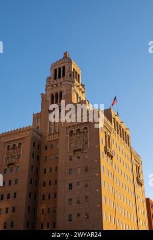 ROCHESTER, MN – 14. Dezember 2023: Das Mayo Clinic Plummer Building, ein Wahrzeichen historischer Gebäude mit kunstvoller Architektur und Glockenturm, wird im Morning li besichtigt Stockfoto