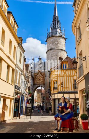 Nicolas Restif de la Bretonne von Francois Brochet, Tour de L'Horloge, Auxerre, Yonne, Burgund, Bourgogne, Frankreich, Europa. Stockfoto