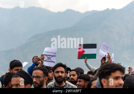 Srinagar, Indien. April 2024. Kaschmiri-Muslime halten Plakate, die die Unterstützung Palästinas während einer Kundgebung anlässlich des Quds-Tages zeigen. (Al-Qud) ist der arabische Name für Jerusalem. Der Al Quds Day, eine Initiative des verstorbenen iranischen Revolutionsführers Ayatollah Ruhollah Khomeini, wird weltweit am letzten Freitag des Heiligen Monats Ramadan gefeiert, um die Unterstützung der Palästinenser zu zeigen und Israel zu verurteilen. Quelle: SOPA Images Limited/Alamy Live News Stockfoto