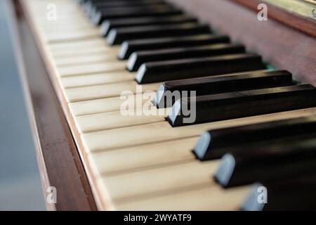 Nahaufnahme einer alten Klaviertastatur. Details von alter Vintage-Klaviertastatur Stockfoto