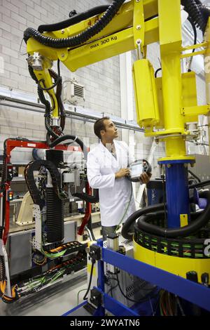 Forscher, der an einem tragbaren Roboter von Roptalmu arbeitet, um Löcher in Flugzeugkomponenten zu bohren, Fatronik-Tecnalia, Forschungs- und Technologiezentrum, Donostia, Baskenland, Spanien. Stockfoto