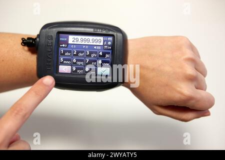 Tragbares Gerät zur Fernsteuerung von Medienzentren auf Basis des Linux-Betriebssystems, wasserdichter/stoßfester Touchscreen, Electronics Lab, Tecnalia Research & Innovation, Zamudio, Bizkaia, Euskadi, Spanien. Stockfoto