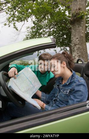 Freunde im Cabrio. Mirador de Udana, Oñate. Gipuzkoa, Euskadi. Spanien. Stockfoto