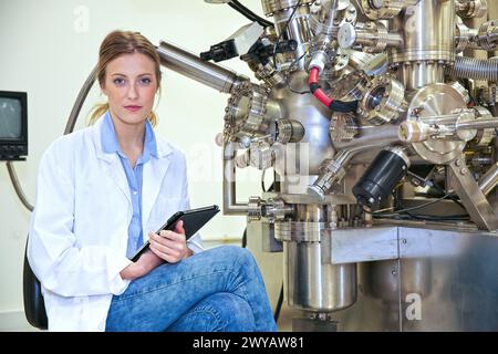 Forscher. Oberflächenspektrometer, Photoelektronenspektroskopie, Schneckenelektronenspektroskopie, AES, VG Scientific ESCAlab 200D Oberflächenanalysegeräte. Technologische Dienstleistungen für die Industrie. Tecnalia Research & Innovation, Donostia, San Sebastian, Gipuzkoa, Baskenland, Spanien. Stockfoto