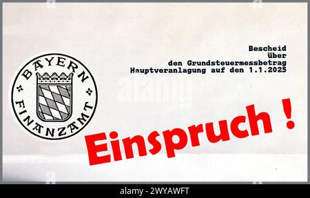 Hier der Blick auf ein Anschreiben vom Finanzamt Bayern zur Festsetzung der Grundsteuer, Bescheid über den Grundsteuermessbetrag Hauptveranlagung auf den 01.01.2025, hier mit dem Zusatz: Einspruch, Symbolbild Stockfoto