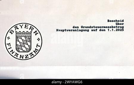 Hier der Blick auf ein Anschreiben vom Finanzamt Bayern zur Festsetzung der Grundsteuer, Bescheid über den Grundsteuermessbetrag Hauptveranlagung auf den 01.01.2025, Symbolbild Stockfoto