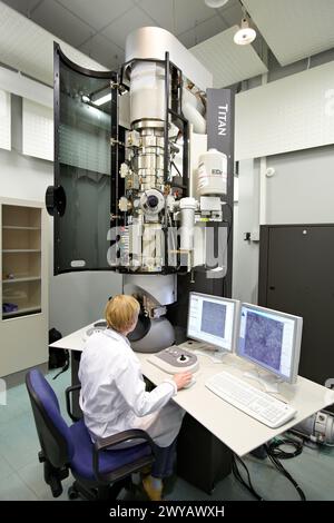 Bildgebung mit Atomauflösung mittels TEM, hochauflösendes Transmissionselektronenmikroskopie-Labor HR-TEM, Materialcharakterisierung auf Nanoskala, Echtzeitbeobachtung von Phänomenen auf Nanoskala, CIC nanoGUNE, Nanoscience Cooperative Research Center, San Sebastian, Donostia, Gipuzkoa, Euskadi, Spanien. Stockfoto