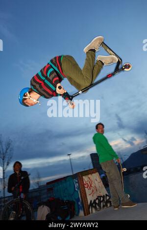 Teenager mit City-Roller Skate Park, Irun, Gipuzkoa, Baskenland, Spanien. Stockfoto