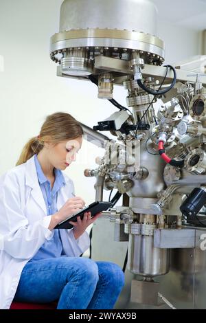 Forscher. Oberflächenspektrometer, Photoelektronenspektroskopie, Schneckenelektronenspektroskopie, AES, VG Scientific ESCAlab 200D Oberflächenanalysegeräte. Technologische Dienstleistungen für die Industrie. Tecnalia Research & Innovation, Donostia, San Sebastian, Gipuzkoa, Baskenland, Spanien. Stockfoto