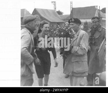 FIELD MARSHAL MONTGOMERY FOLGT SEINEN TRUPPEN NORTH – Originaltitel aus der Kriegszeit: Die französischen Dorfbewohner nutzen den Halt, um dem Field Marshall einige Blumen zu präsentieren. Fotografisches negativ, britische Armee, 21. Armeegruppe Stockfoto