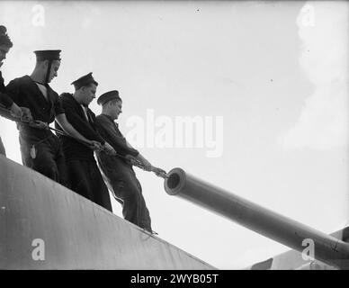 AN BORD DER HMS RODNEY. SEPTEMBER 1940, AN BORD DES SCHLACHTSCHIFFES UND IM HAFEN. - Eine der 6-Zoll-Geschütze mit einem Schwamm-out. , Stockfoto