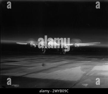 BOMBERKOMMANDO DER ROYAL AIR FORCE, 1942-1945. - Ein Avro Lancaster B Mark III von No. 619 Squadron RAF, der nachts in Coningsby, Lincolnshire, in Flutlichtern gefangen wurde. Royal Air Force, Royal Air Force Regiment, Sqdn, 116 Stockfoto