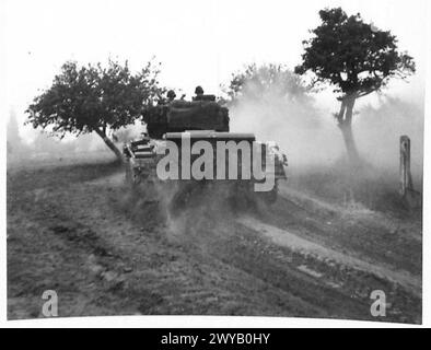 NORMANDIE - VERSCHIEDENE - Originalunterschrift aus der Kriegszeit: Durch den frühen Morgennebel und Wolken von Staubtanks der berühmten 7. Panzerdivision, The Desert Rats, bewegen sich in der Gegend zwischen Caumont und Villers-Bocage vorwärts. Fotografisches negativ, britische Armee, 21. Armeegruppe Stockfoto