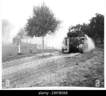 NORMANDIE - VERSCHIEDENE - Originalunterschrift aus der Kriegszeit: Durch den frühen Morgennebel und Wolken von Staubtanks der berühmten 7. Panzerdivision, The Desert Rats, bewegen sich in der Gegend zwischen Caumont und Villers-Bocage vorwärts. Fotografisches negativ, britische Armee, 21. Armeegruppe Stockfoto