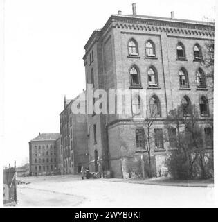 DIE VORRÜCKENDEN TRUPPEN REACH CELLE – Originaltitel: Allgemeine Ansichten von Stalag XIB. Fotografisches negativ, britische Armee, 21. Armeegruppe Stockfoto