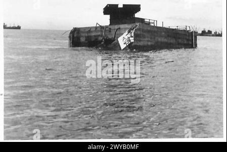 Das Foto vom 7. Juli zeigt Wrack- und Bergungsoperationen bei Mulberry B. die British Army, 21st Army Group, dokumentierte die Aktivitäten während des Krieges. Stockfoto