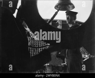 DIE SCHIFFSGLOCKE DER HMS ASHANTI. 31. OKTOBER BIS 2. NOVEMBER, BEI SCAPA FLOW. - Die silberne Schiffsglocke, die das Volk von Ashanti dem Schiff mit diesem Namen schenkte. , Stockfoto