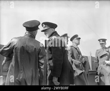 MR. CHURCHILLS SEEREISE IN DIE USA - ERSTE BILDER. MAI 1943, AN BORD DER SS QUEEN MARY AUF DEM WEG IN DIE USA. HERR CHURCHILL WURDE VON HOCHRANGIGEN BEAMTEN UND MINISTERN BEGLEITET. - Admiral der Flotte, Sir Dudley Pound, spricht mit dem Wachoffizier auf der obersten Brücke. , Stockfoto