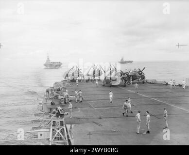 MIT DER BRITISCHEN PAZIFIKFLOTTE. 10. JULI 1945 AN BORD DES FLUGZEUGTRÄGERS FORMIDABLE. DIE OPERATION DER BRITISCHEN PAZIFIKFLOTTE KURZ VOR DEM JAPANISCHEN ZUSAMMENBRUCH. - HMS SIEGREICH und UNVERSÖHNLICH über Avenger und Chance-Vought Corsair Flugzeug der HMS BEEINDRUCKEND, als die Schiffe in Position kamen. , Stockfoto