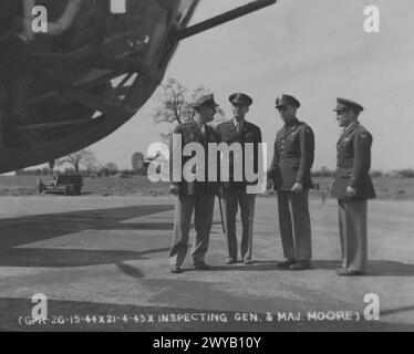 ACHTE LUFTWAFFE IN GROSSBRITANNIEN, 1942-1945: General George Stratemeyer, Colonel Johnson, Major Howard Moore und Lieutenant R.I. Brown beobachten einen B-24 Liberator, während sie eine Inspektion der 44. Bombengruppe in Shipdham durchführen. 21. April 1943.Offizielles Foto: Bildunterschrift auf der Vorderseite des Bildes: '(GPR-26-15-44)( 21-4-43)( INSPEKTION Gen. & MAJ MOORE) handgeschriebener Titel auf der Rückseite: 'Von links nach rechts-General StatemeyerCol JohnsonHoward MooreLt. R.I. BrownACFT - Supy Q - Hinweis ein weiterer ACFT mit Q im Hintergrund Ich bin mir immer noch sicher, dass es nur ein Supy Q!Col Camerin HQ 376 gab Stockfoto