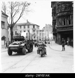 DIE VORRÜCKENDEN TRUPPEN REACH CELLE – Originaltitel aus der Kriegszeit: Britische Rüstung, die nach der Eroberung Celle durchquert. Fotografisches negativ, britische Armee, 21. Armeegruppe Stockfoto