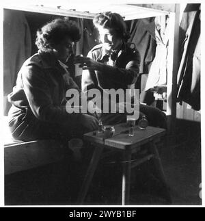 ATS IN AKTION IN ÜBERSEE - Originaltitel aus der Kriegszeit: Die Mädchen haben es ist leicht, Parfüm und Puder zu kaufen und sie werden hier gesehen, wie sie kürzlich gekaufte Produkte untersuchen. Fotografisches negativ, britische Armee, 21. Armeegruppe Stockfoto