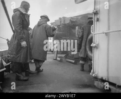 AN BORD DER HMS ESKIMO. FEBRUAR 1942, AN BORD DES ZERSTÖRERS DER STAMMESKLASSE IN DEN NÖRDLICHEN GEWÄSSERN. - Laden Sie die Waffen für die nächste Salve wieder auf. , Stockfoto