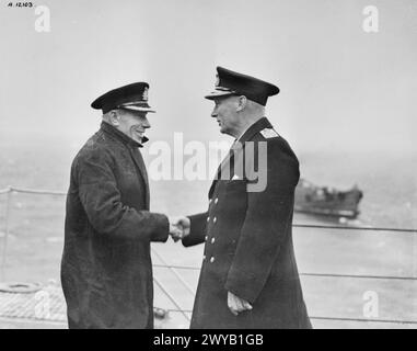 ADMIRAL SIR MAX HORTON, (ADMIRAL-U-BOOTE), BESUCHT DIE C-IN-C-HEIMATFLOTTE. 28. SEPTEMBER 1942. - Der C-in-C, der Commodore JCK Dowding die Hand schüttelte, der den Konvoi nach Hause kommandierte. , Stockfoto