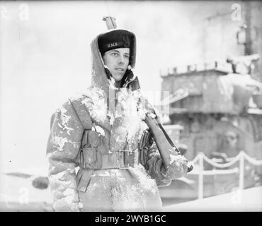 BRITISCHE MARINEAKTIVITÄTEN IM WINTER. 20. JANUAR 1942, ROSYTH, UNTER ARKTISCHEN BEDINGUNGEN. - Ein Gangway Wächter im Dienst am Kai. , Stockfoto