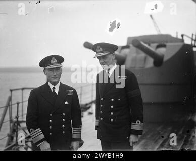 NEUER KOMMANDANT IN DER HAUPTFLOTTE. DEZEMBER 1940 AN BORD DER HMS NELSON. ADMIRAL JOHN CRONYN TOVEY, CB, DSO, ÜBERNIMMT SEIN KOMMANDO ALS C IN DER C-FLOTTE. - Admiral J C Tovey, CB, DSO, (links) mit seinem Stabschef, Commodore Brind, auf dem Vierteldeck der HMS NELSON, Stockfoto