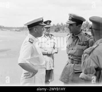 ADMIRAL MOUNTBATTEN TRIFFT DIE NEUE OSTFLOTTE C AM 24. AUGUST 1944 IN CEYLON. DAS TREFFEN VON ADMIRAL LORD LOUIS MOUNTBATTEN MIT DEM NEUEN KOMMANDEUR DER OSTFLOTTE IN CHIEF ADMIRAL SIR BRUCE FRASER UND GENERAL STILWELL, KOMMANDEUR DER US-AMERIKANISCHEN UND CHINESISCHEN STREITKRÄFTE IN NORDBURMA, ALS DER OBERSTE KOMMANDEUR SÜDOSTASIEN VON SEINEM BESUCH IN GROSSBRITANNIEN NACH CEYLON ZURÜCKKEHRTE. - Admiral Sir Bruce Fraser (links) spricht mit Admiral Mountbatten. Im Hintergrund ist Air Marshal A Durston, AOC, Ceylon. , Stockfoto