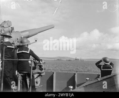 AN BORD DER HMS RODNEY. IM SEPTEMBER 1940 FUHR DIE FLOTTE AUF SEE. SCHLACHTSCHIFFE, DIE VOM FIRTH OF FORTH AUS AUF SEE GEHEN, BEGLEITET VON ZERSTÖRERN. - Die Flotte kommt an ihren Ankerplatz. , Stockfoto