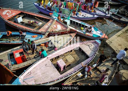 Geparkte Boote auf dem Ganges in Varanasi, Indien. Stockfoto