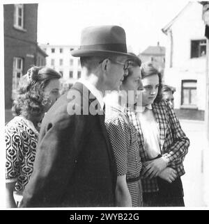 DEUTSCHE ZIVILISTEN LESEN KRIEGSENDE-PROKLAMATION – Originaltitel: Zivilisten der Stadt Suchlten lesen die Proklamation. Fotografisches negativ, britische Armee, 21. Armeegruppe Stockfoto