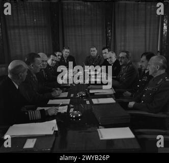 Präsident Roosevelt und Churchill treffen sich am 14. Januar 1943 in der Nähe von Casablanca mit Stabschefs, um die Operationen und die Strategie der Alliierten für 1943 zu planen, einschließlich Gespräche mit Generälen de Gaulle und Giraud. Fotografisches negativ. Stockfoto