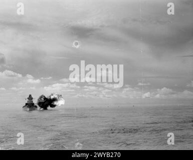 VOR DEM ANGRIFF AUF SURABAYA. MAI 1944 AN BORD DER HMS RENOWN MIT DER OSTFLOTTE. DIE TAGE VOR DEM 17. MAI-ANGRIFF AUF SURABAYA DURCH EINE GEMISCHTE BRITISCHE UND AMERIKANISCHE MARINE- UND LUFTWAFFE. - FFS RICHELIEU feuert eine breite Seite ab. , Stockfoto