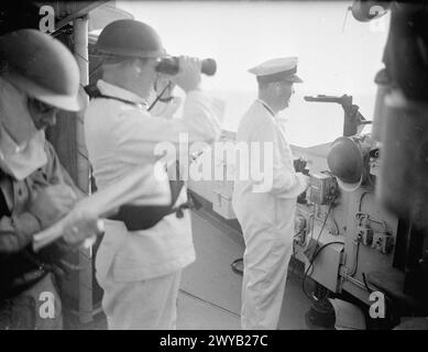 DAS BRITISCHE SCHLACHTSCHIFF BOMBARDIERT CATANIA. 17. JULI 1943 AN BORD DER HMS WARSPITE. ALS DIE HMS WARSPITE AUF EINEN RUF DER ARMEE ANTWORTETE, TONNEN VON GRANATEN AUS EINER REICHWEITE ZWISCHEN 15.000 UND 11.000 METERN AUF FEINDLICHE TRUPPEN SCHLEUDERTE, DIE IMMER NOCH AUF CATANIA, SIZILIEN, HIELTEN. - Konteradmiral A W La T Bisset und sein Stab auf der Admiralbrücke während der Aktion. , Stockfoto