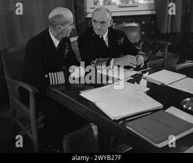 Präsident Roosevelt und Herr Churchill treffen sich am 14. Januar 1943 in der Nähe von Casablanca zur großen Strategiekonferenz der Alliierten, begleitet von ihren Stabschefs, mit Gesprächen unter Beteiligung der Generäle de Gaulle und Giraud. Stockfoto