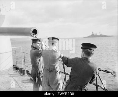 AN BORD DER HMS RODNEY. SEPTEMBER 1940, AN BORD DES SCHLACHTSCHIFFES UND IM HAFEN. - Eine der 6-Zoll-Geschütze mit einem Schwamm-out. , Stockfoto