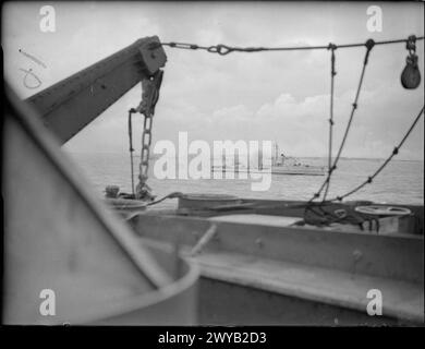 HMS Cottesmore, ein Zerstörer der Jagdklasse, feuerte während der Invasion der Normandie am 6. Juni 1944 im Rahmen der alliierten Operationen in Frankreich auf feindliche Positionen im King Sector of Gold Beach ab. Stockfoto