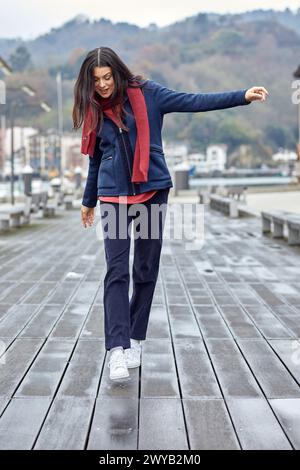 Junge Frau, Marina, Pasai Donibane, Pasaia Port, Gipuzkoa, Baskenland, Spanien, Europa. Stockfoto