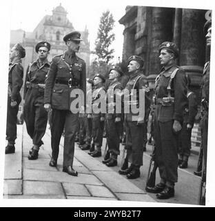 ERÖFFNUNG DER DEUTSCHEN GERICHTE ein weiterer Schritt zur Demokratie in Deutschland - Originaltitel: Generalleutnant Barker inspiziert die Wache außerhalb der Gerichte. Fotografisches negativ , britische Rheinarmee Stockfoto