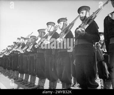 AN BORD DER HMS RODNEY. SEPTEMBER 1940, SCHULUNGSINSTRUKTION AN BORD. - Seamanparade in Marschreihenfolge mit Gewehren zum Drillen. , Stockfoto