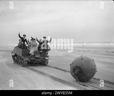 DIE MARINEBAUUNGS- UND DISPOSAL-EINHEITEN IN SCHOTTLAND, 1939-1945 - Mitglieder des Mine Recovery and Disposal Squad schleppen eine Marinebrube vom Strand von Tayport mit Hilfe eines Bren-Waffenträgers ab, der von Truppen des 1. Polnischen Korps betrieben wird, 25. November 1941. , Polnische Armee, polnische Streitkräfte im Westen, 1. Korps, Königliche Marine, Schlachtschiff-Klasse, Canopus, Minen-Bergung- und Entsorgungskommando Stockfoto